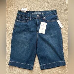 Brand new with tag Gloria Vanderbilt Amanda denim Bermuda shorts size 8